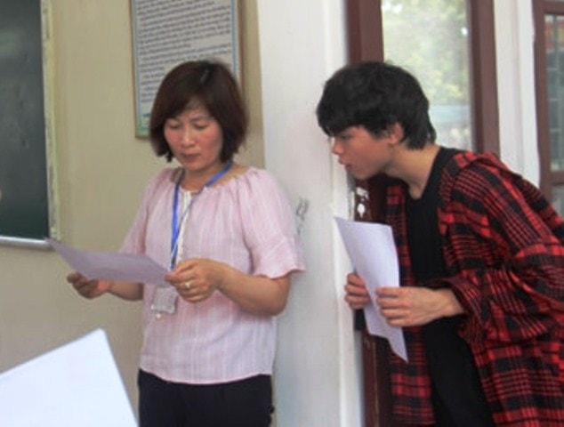 16.886 thí sinh ở cụm thi số 29 - Hà Tĩnh đã có mặt tại 35 điểm thi trên toàn tỉnh để nghe phổ biến quy chế thi, lịch thi và làm thủ tục dự thi.