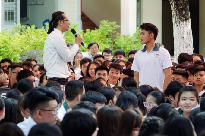 Nhà báo Đăng Khoa làm MC chương trình Tư vấn mùa thi của Báo Thanh Niên.