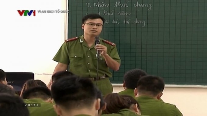 Giảng viên Nguyễn Văn Hiếu trong giờ giảng được kênh VTV1 ghi lại phát sóng trong chương trình “Vì An ninh Tổ quốc”.