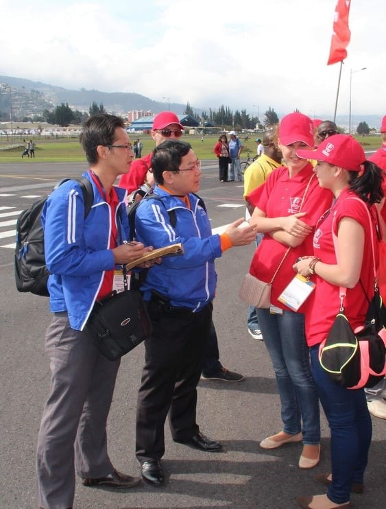 Nhà báo Đăng Khoa tác nghiệp tại Liên hoan thanh niên thế giới tại Ecuador.