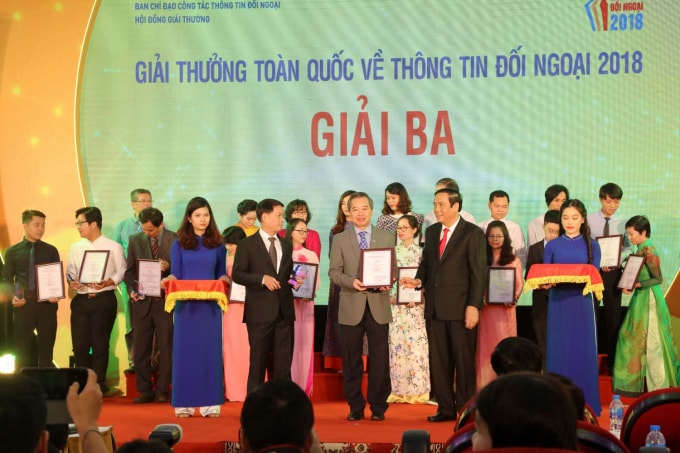 GS.TS Phạm Quang Minh được trao tặng giải Ba- Giải thưởng toàn quốc về Thông tin đối ngoại năm 2018 (Ảnh: NVCC)