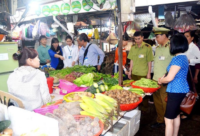 Hà Nội sẽ đẩy mạnh thông tin ATVSTP thường xuyên từ thành phố đến xã, phường, thị trấn. Ảnh: TL