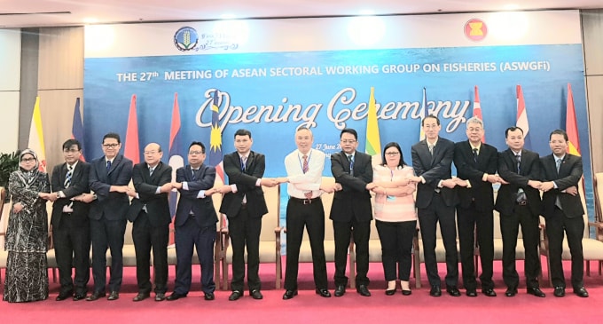 Đại diện các nước thành viên thực hiện nghi thức bắt tay.