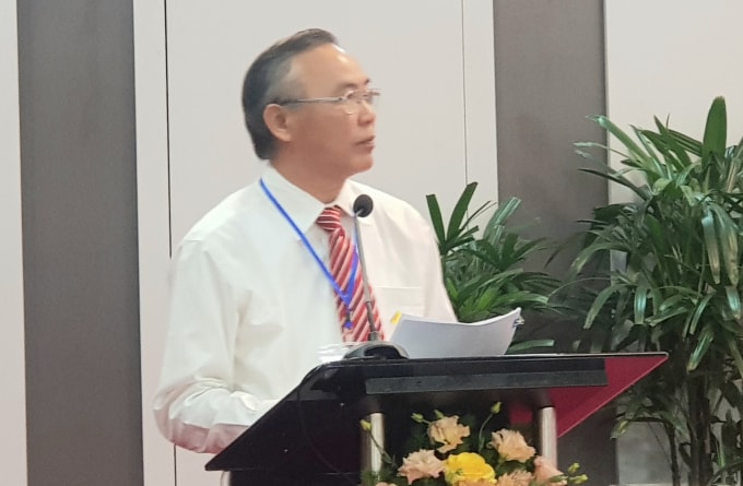 Thứ trưởng Bộ Nông nghiệp và Phát triển Nông thôn Phùng Đức Tiến phát biểu tại cuộc họp.
