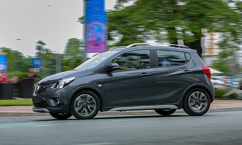 VinFast Fadil lăn bánh trên đường phố Hà Nội.