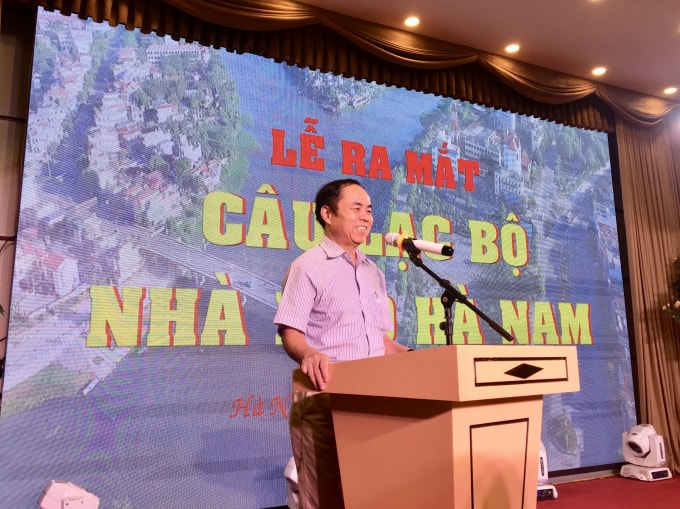 Đồng chí Trần Bá Dung, Ủy viên Ban Thường vụ, Trưởng Ban Nghiệp vụ Hội Nhà báo Việt Nam chúc mừng Câu lạc bộ nhà báo Hà Nam. Ảnh: Hoàng Huy