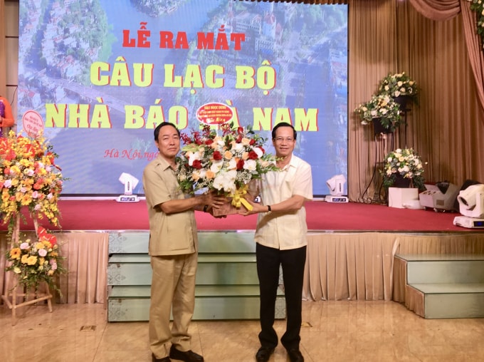 Đồng chí Đào Ngọc Dung, Ủy viên Trung ương Đảng, Bộ trưởng Bộ LĐTBXH tặng hoa cho đồng chí đồng chí Nguyễn Hải Đường, Nguyên Phó Bí thư Thường trực, Nguyên Ủy viên Ban Biên tập Báo Nhân Dân, Chủ tịch CLB Nhà báo Hà Nam. Ảnh: Hoàng Huy