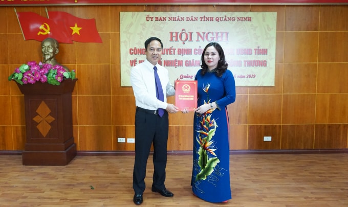 Ông Đặng Huy hậu, Phó Chủ tịch Thường trực UBND tỉnh Quảng Ninh trao quyết định bổ nhiệm Giám đốc Sở Công Thương cho bà Nguyễn Thị Hiền. Ảnh - Đỗ Phương