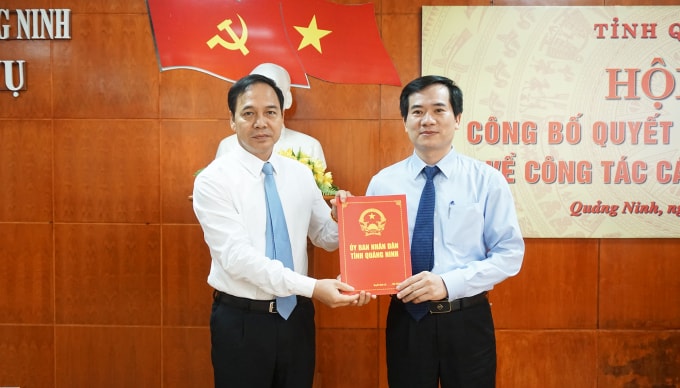 Phó Chủ tịch Thường trực UBND tỉnh Đặng Huy Hậu trao quyết định cho đồng chí Vũ Quyết Tiến. Ảnh - Minh Đức, Báo Quảng Ninh