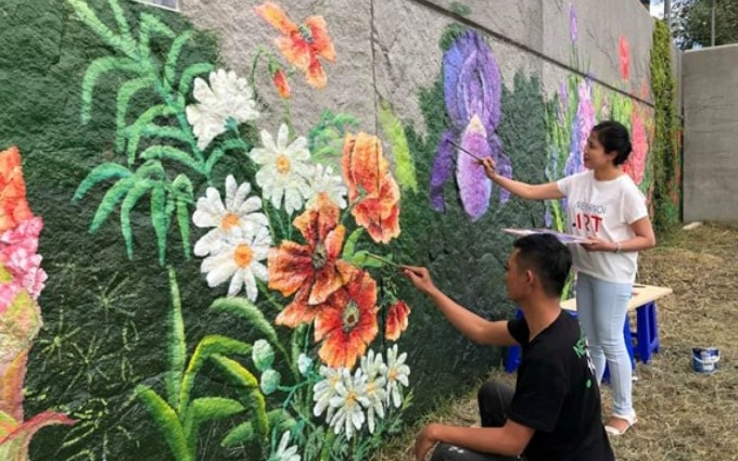Cho dù gặp nhiều khó khăn khi phải vẽ dưới ánh nắng hè chói gắt, dùng chất liệu sơn dầu siêu bền trên bề mặt đá bê tông gồ ghề khó vẽ, các họa sĩ Tân Hà Nội vẫn miệt mài đam mê mang hết nhiệt huyết để tạo nên một bức tranh tường đẹp và ấn tượng... Ảnh: Báo toquoc