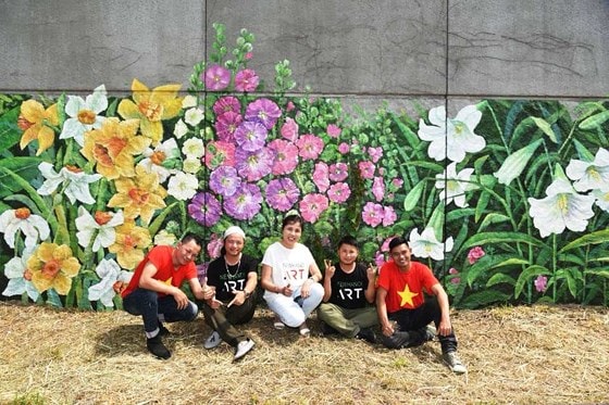 5 họa sĩ Công ty Nghệ thuật Tân Hà Nội: Nguyễn Thu Thủy, Trần Định, Huy Quân, Cao Quyền, Đinh Huy. Ảnh: Báo toquoc