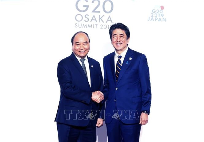 Thủ tướng Nhật Bản Shinzo Abe đón Thủ tướng Nguyễn Xuân Phúc. Ảnh: TTXVN