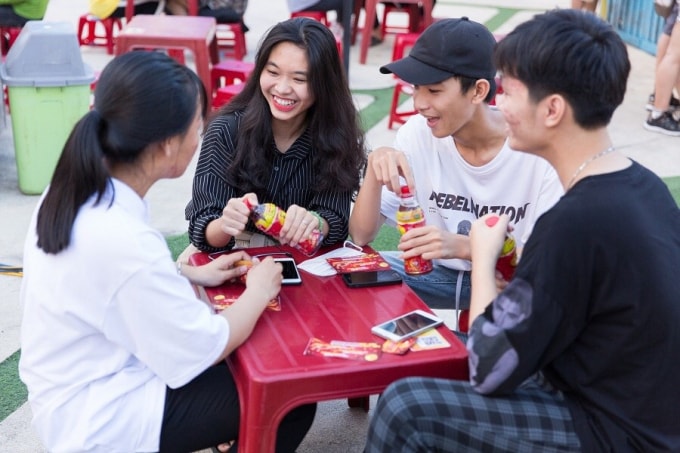 Trà Thanh Nhiệt Dr Thanh cùng các bạn trẻ quẩy nhiệt, sống nhiệt ngày hè mà vẫn luôn tươi tắn.