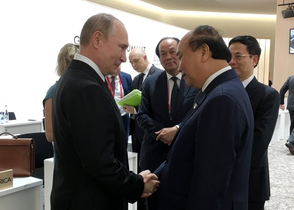 Thủ tướng Nguyễn Xuân Phúc và Tổng thống Nga Putin. Ảnh: VGP