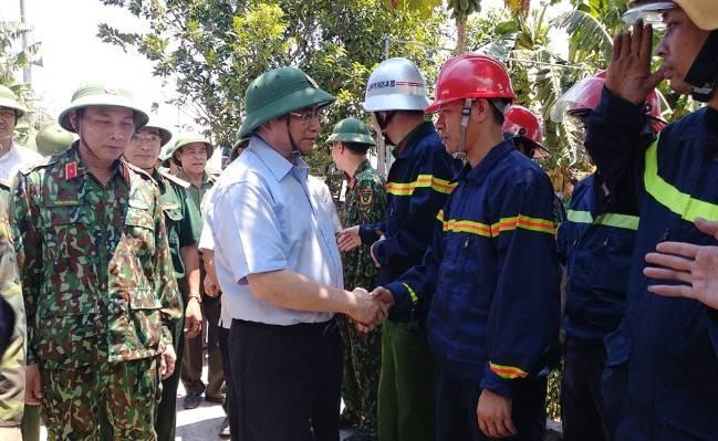 Trưởng ban Tổ chức Trung ương Phạm Minh Chính động viên các lực lượng đang làm nhiệm vụ chữa cháy