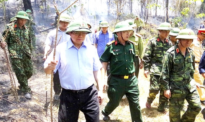 Trưởng ban Tổ chức Trung ương Phạm Minh Chính trực tiếp đến hiện trường để chỉ đạo công tác chữa cháy rừng tại xã Sơn Lễ, huyện Hương Sơn, Hà Tĩnh. Ảnh T.H.