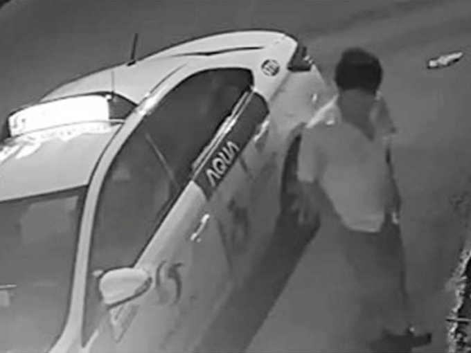 Tài xế Vinasun ra khỏi xe nhìn nạn nhân vụ tai nạn trước khi lên xe bỏ chạy. Ảnh cắt từ video clip.