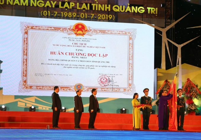 Phó Chủ tịch Thường trực Quốc hội Tòng Thị Phóng trao tặng Huân chương Độc lập hạng Nhất cho Đảng bộ, chính quyền và nhân dân tỉnh Quảng Trị. Ảnh CTV