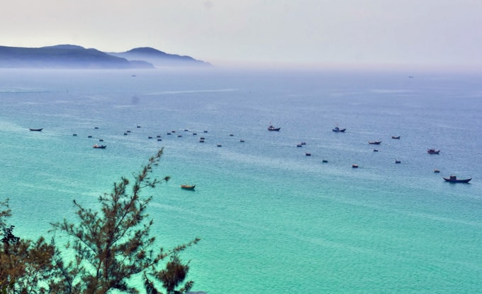 Bãi biển Vạn Tường với vẻ đẹp trong xanh, yên ả.