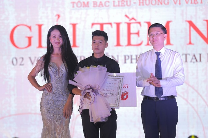Đại diện Tập đoàn FLC và Ban giám khảo trao giải Tiềm năng cho thí sinh Nguyễn Mạnh Cường.