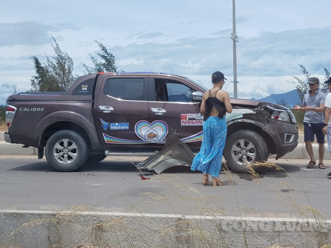 Xe bán tải bị hư hỏng sau va chạm.