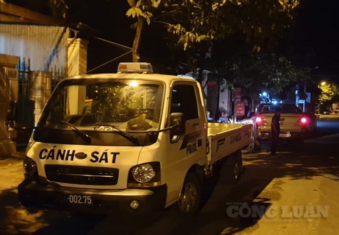 Cơ quan công an tiến hành khám xét khẩn cấp và thu giữ nhiều tài liệu quan trọng.