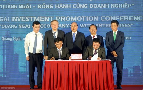 Thủ tướng chứng kiến tỉnh Quảng Ngãi trao giấy chứng nhận đăng ký đầu tư, quyết định chủ trương đầu tư cho 15 dự án. Ảnh: VGP