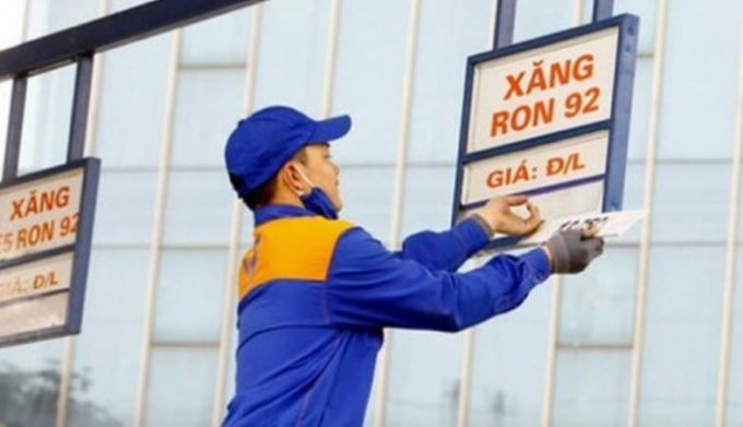 Chiều nay (02/7) giá xăng RON 95 - III tăng 838 đồng/lít; xăng E5RON92 tăng 420 đồng/lít. Ảnh minh họa.
