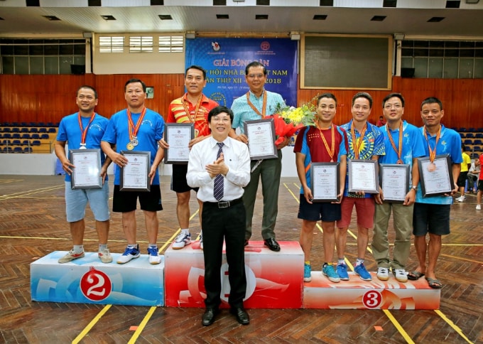 Đồng chí Hồ Quang Lợi - Phó Chủ tịch Thường trực Hội Nhà báo Việt Nam trao Giải Nhất Đôi Nam lãnh đạo tại Giải Bóng bàn Cúp Hội Nhà báo Việt Nam lần thứ XII- năm 2018 (Ảnh: Sơn Hải)