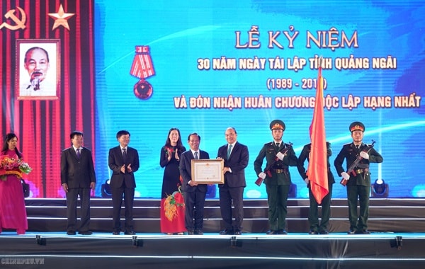 Thủ tướng Nguyễn Xuân Phúc trao Huân chương Độc lập hạng Nhất cho Đảng bộ, chính quyền và nhân dân tỉnh Quảng Ngãi. Ảnh: VGP