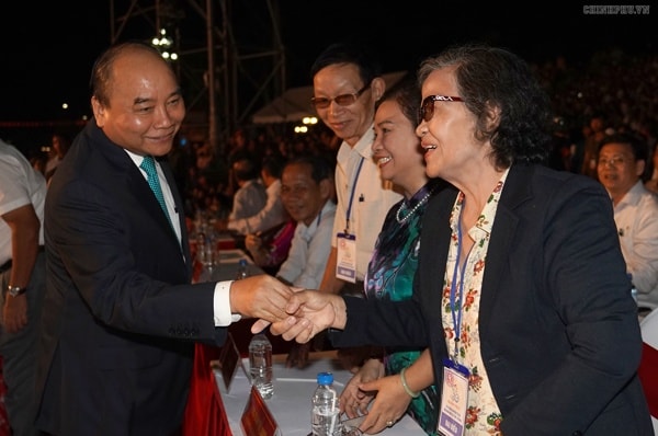 Thủ tướng Nguyễn Xuân Phúc gặp gỡ cán bộ, nhân dân tỉnh Quảng Ngãi tham dự buổi lễ. Ảnh: VGP