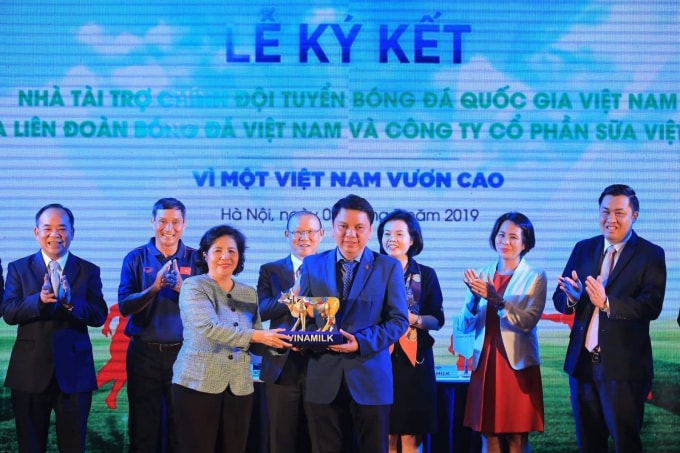 Vinamilk cam kết đồng hành với bóng đá nước nhà