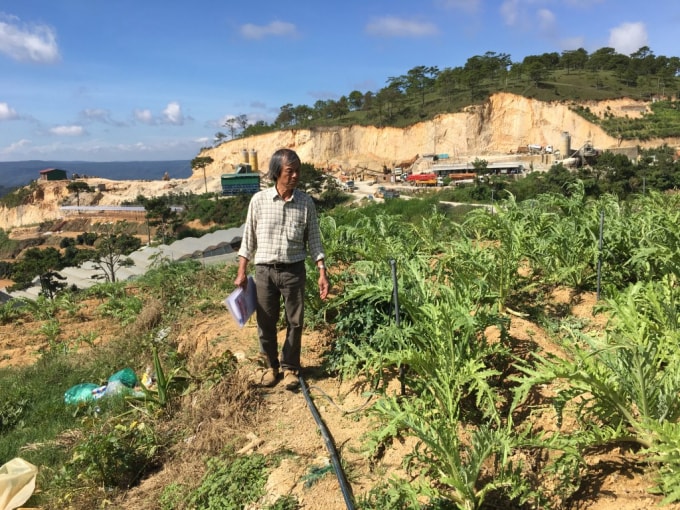 Ông Cao Văn Tứ trên khu đất bị thu hồi.