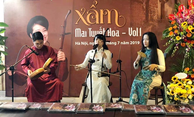 Nghệ sĩ Mai Tuyết Hoa tại buổi ra mắt album xẩm đầu tiên sau hơn 20 năm theo đuổi nghệ thuật hát xẩm. Ảnh: Báo hanoimoi