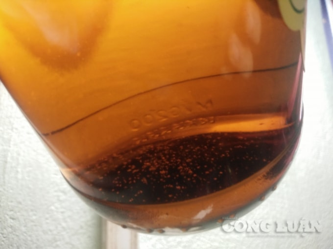 Bên trong chai bia Huda chưa những chất cặn bẩn khiến người tiêu dùng rất lo lắng về vệ sinh, an toàn thực phẩm.