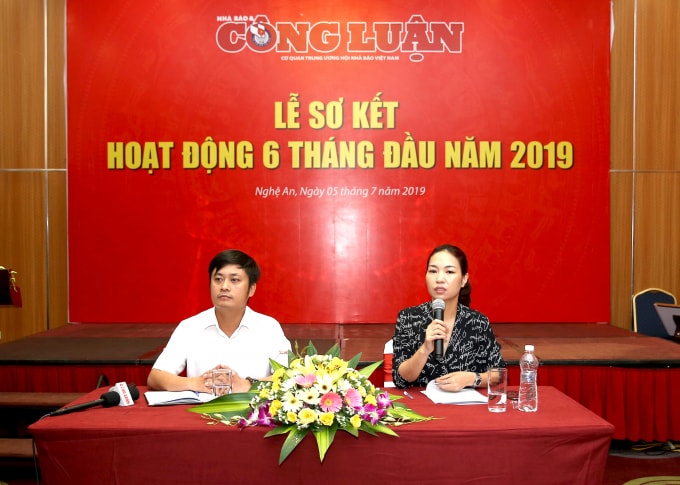 Tổng Biên tập Lê Trần Nguyên Huy và Phó Tổng Biên tập kiêm Tổng Thư ký Trần Lan Anh chủ trì buổi lễ. Ảnh: Sơn Hải