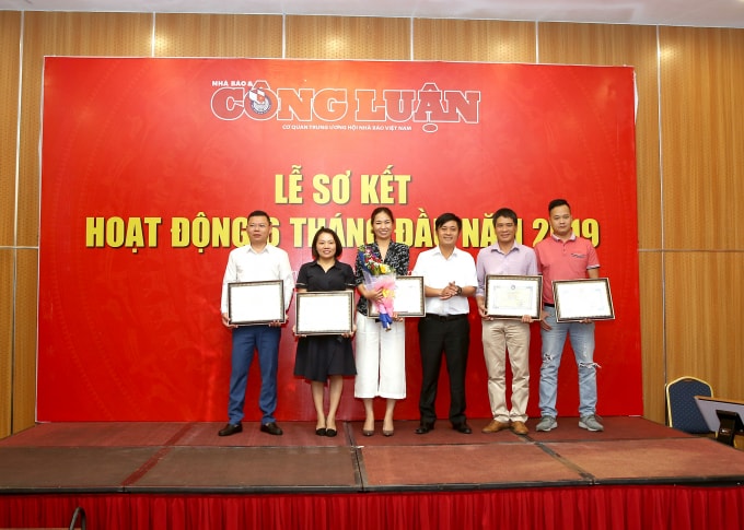 Tổng Biên tập Lê Trần Nguyên Huy trao thưởng cho nhóm tác giả đoạt Giải B Giải Báo chí Quốc gia lần thứ XIII - năm 2018. Ảnh: Sơn Hải