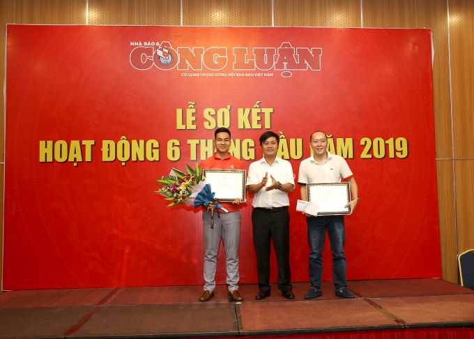 Tổng Biên tập Lê Trần Nguyên Huy trao thưởng cho nhóm tác giả đoạt Giải C Giải Báo chí Quốc gia lần thứ XIII - năm 2018. Ảnh: Sơn Hải