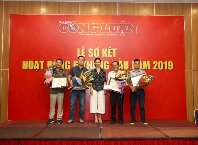 Phó Tổng Biên tập kiêm Tổng Thư ký Trần Lan Anh trao thưởng cho các đồng chí có thành tích xuất sắc trong 6 tháng đầu năm. Ảnh: Sơn Hải