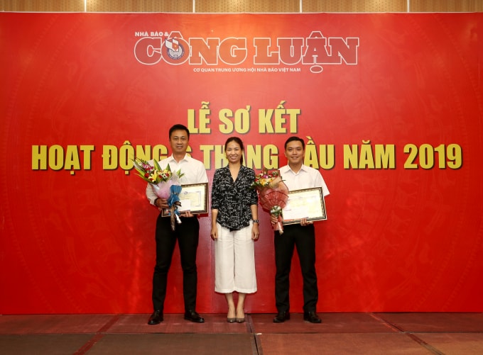 Phó Tổng Biên tập kiêm Tổng Thư ký Trần Lan Anh trao thưởng cho các phóng viên đoạt giải thưởng của Bộ Ngành địa phương. Ảnh: Sơn Hải
