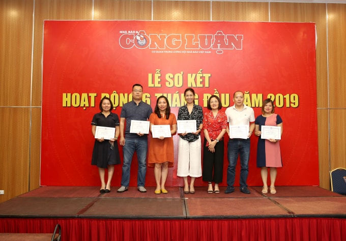 Phó Tổng Thư ký Hà Thị Hồng Sâm - thư ký Chi hội trao quyết định khen thưởng cho các hội viên có thành tích xuất sắc trong 6 tháng đầu năm. Ảnh: Sơn Hải