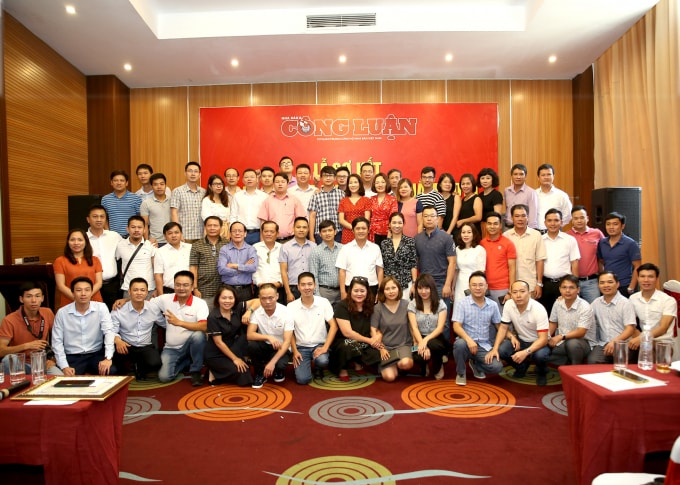 Tập thể Báo Nhà báo & Công luận chụp ảnh lưu niệm tại buổi lễ. Ảnh: Sơn Hải