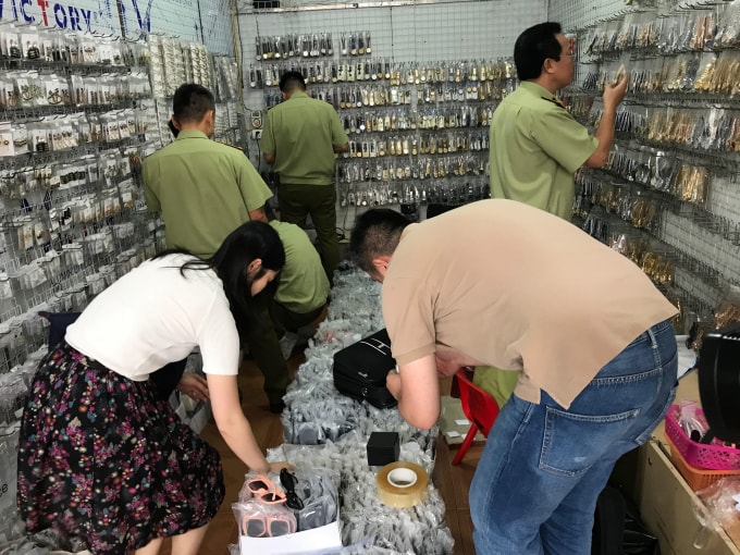 Hàng nghìn sản phẩm giả các thương hiệu nổi tiếng bị lực lượng QLTT thu giữ tại chợ đầu mối Ninh Hiệp, Hà Nội. Ảnh: Tổng cục trưởng Tổng cục QLTT