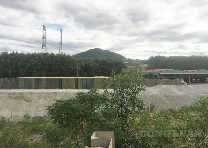 Một bãi tập kết vật liệu xây dựng khủng của DN Tuyết Liêm.