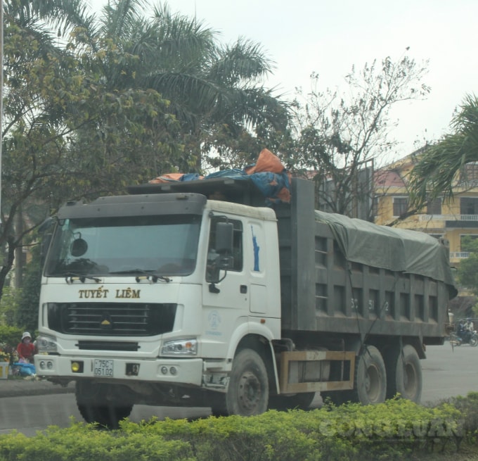 Doanh nghiệp Tuyết Liêm còn có một đội xe trọng tải lớn chuyên chở đất, cát từ các mỏ đi cung ứng trên khắp địa bàn Thừa Thiên Huế.
