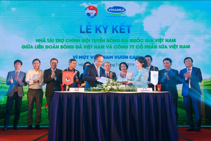 Ông Lê Khánh Hải – Thứ trưởng Bộ Văn hóa, Thể thao và Du lịch, Chủ tịch Liên đoàn Bóng đá Việt Nam và Bà Mai Kiều Liên - Thành viên HĐQT, Tổng Giám đốc Vinamilk thực hiện ký kết tài trợ cho Đội tuyển Bóng đá quốc gia Việt Nam