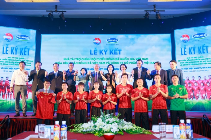 Các đại biểu và tuyển thủ nắm tay cùng đồng lòng hợp tác để chinh phục những đỉnh cao mới cho thể thao nước nhà