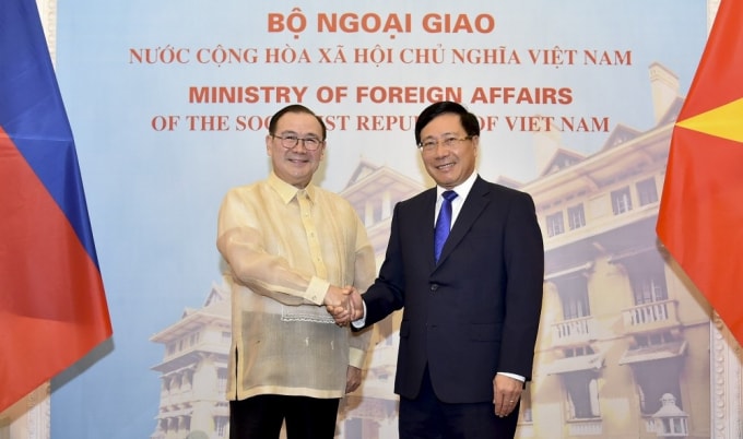Phó Thủ tướng, Bộ trưởng Ngoại giao Phạm Bình Minh và Bộ trưởng Teodoro Lopez Locsin. Ảnh: TG&VN