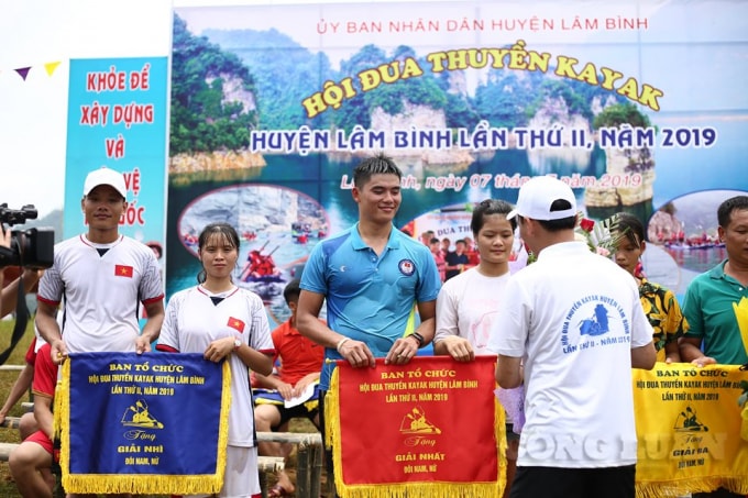 Kết thúc giải, Ban tổ chức đã trao 2 giải Nhất, 2 giải Nhì, 2 giải Ba và 14 giải Khuyến khích cho các cặp VĐV có thành tích thi đấu xuất sắc. Ảnh: Ngô Vương