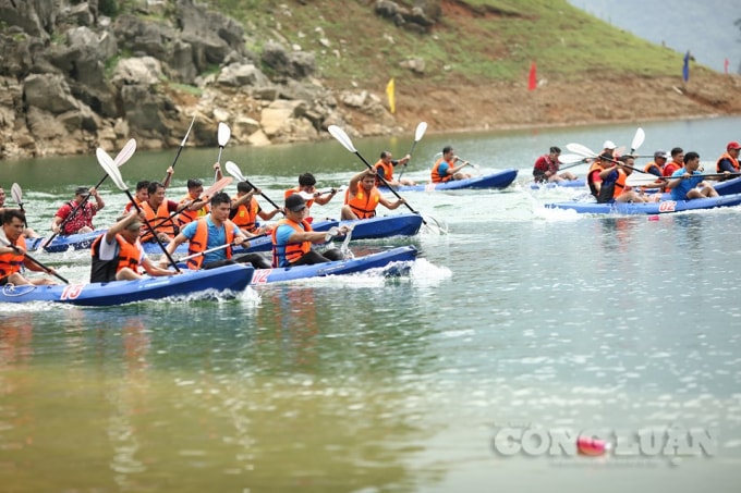 Hội đua thuyền thu hút hơn 80 vận động viên của 11 đơn vị, cơ quan, trường học, câu lạc bộ trong và ngoài tỉnh Tuyên Quang và hơn 5.000 người tham gia, thi đấu hai nội dung đôi nam, đôi nam nữ phối hợp. Ảnh: Ngô Vương
